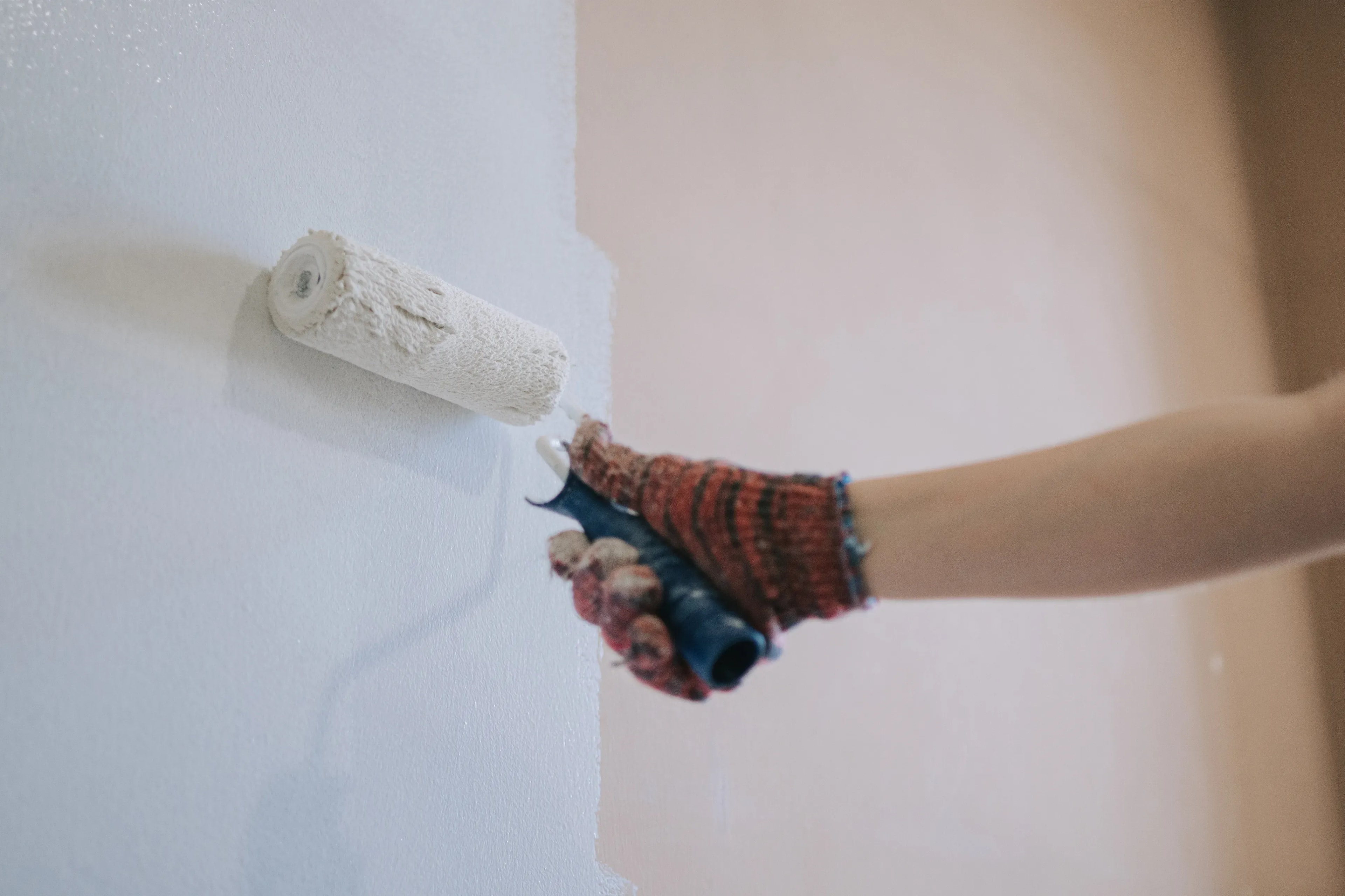 Effektive Isolierfarbe gegen Nikotin- und Ruß-Verfärbungen